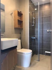 Toilet Galaxy 9, Quận 4 Căn hộ Galaxy 9 tầng trung, ban công hướng Tây Nam.