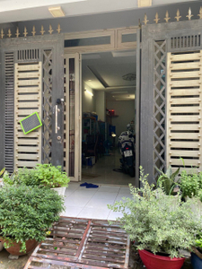 Mặt tiền nhà phố Quận Thủ Đức Nhà phố thiết kế 1 trệt, 2 lầu và sân thượng kiên cố, có sổ hồng riêng.