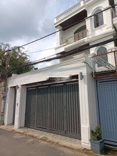 Nhà phố Quận Thủ Đức Nhà phố thiết kế 1 trệt, 2 lầu và sân thượng, khu vực dân cư sầm uất.