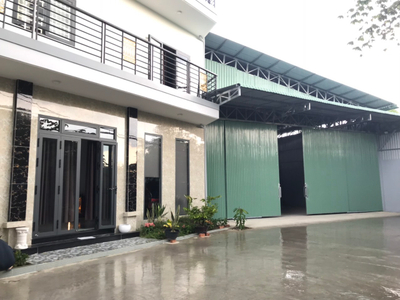 Nhà xưởng kho bãi Huyện Bình Chánh Nhà xưởng kho bãi diện tích 400m2, có văn phòng và bãi xe, khu vực an ninh.