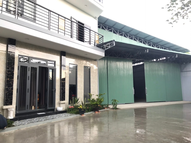 Nhà xưởng kho bãi Huyện Bình Chánh Nhà xưởng kho bãi diện tích 400m2, có văn phòng và bãi xe, khu vực an ninh.