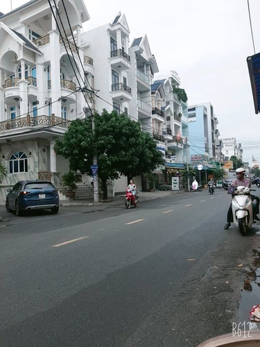 Đường trước nhà phố Quận Tân Bình Nhà kinh doanh khách sạn, diện tích 124m2 có 31 phòng, mặt tiền đường Cống Lở.