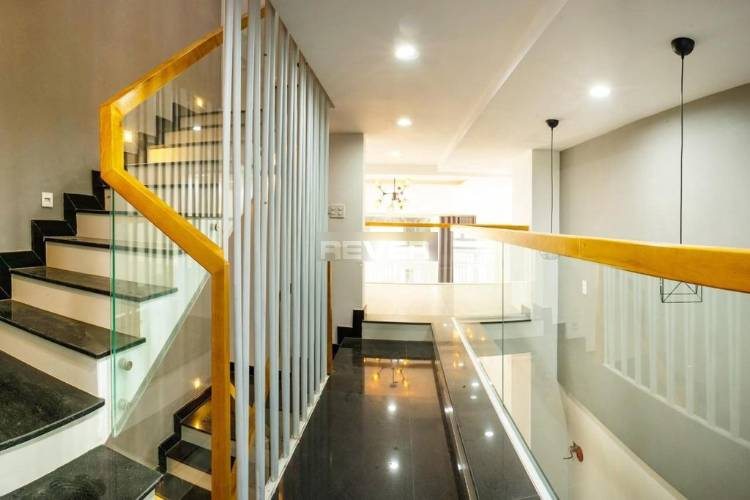 Nhà phố Quận Thủ Đức Nhà phố cách đường Quốc Lộ 13 chỉ 100m, cửa hướng Đông Bắc thoáng mát.