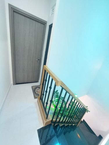 Nhà phố Quận Bình Thạnh Nhà phố thiết kế 1 trệt, 1 lầu đúc kỹ lưỡng, khu nhà lâu cao tầng xung quanh.