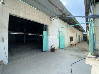 Nhà xưởng kho bãi diện tích 1150m2, đường xe hơi ra vào thoải mái.