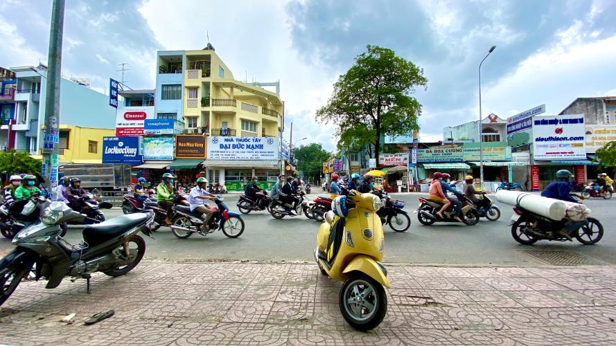 cửa chính Nhà phố hướng Đông Nam mặt tiền, diện tích sử dụng 432m2.