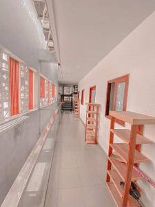 Bên trong nhà phố Phan Huy Ích, Gò Vấp Nhà phố hướng Tây Bắc, có dãy 12 phòng trọ, hẻm xe hơi. 