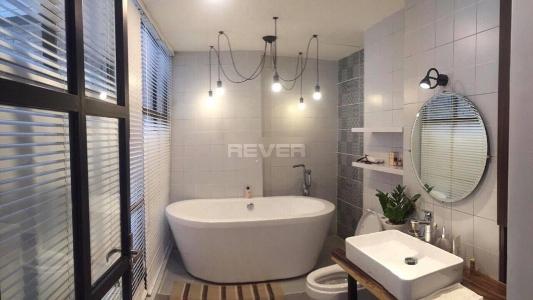 Phòng tắm căn hộ Orchard ParkView Căn hộ Orchard Parkview hướng Đông Nam, view nội khu hồ bơi.