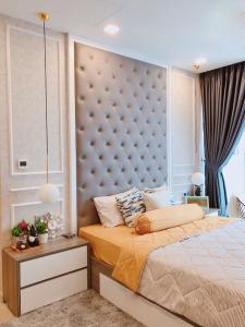 Phòng ngủ căn hộ Vinhomes Golden River, Quận 1 Căn hộ Vinhomes Golden River hướng Tây Nam, view nội khu yên tĩnh.