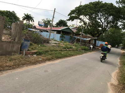 Đường trước đất nền Quận 9 Đất nền diện tích 120.4m2 vuông vức, có sổ hồng riêng.