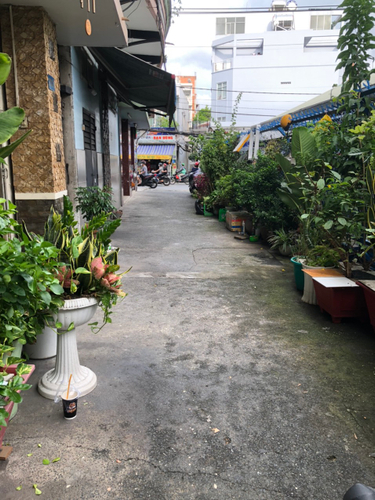 Đường trước nhà phố Quận Bình Thạnh Nhà phố cửa hướng Nam đón gió thoáng mát, kết cấu 1 trệt, 2 lầu kiên cố.
