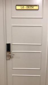 Cửa Vinhomes Golden River, Quận 1 Căn hộ Vinhomes Golden River hướng Tây Nam, diện tích 77.4m²