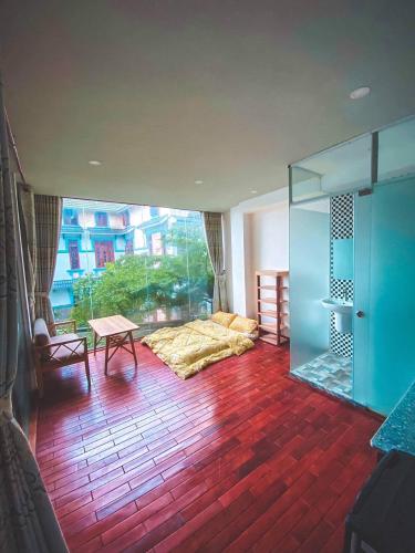 Bên trong nhà phố Phan Huy Ích, Gò Vấp Nhà phố hướng Tây Bắc, có dãy 12 phòng trọ, hẻm xe hơi. 