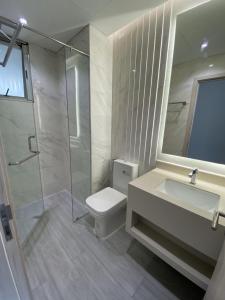 phòng tắm căn hộ midtown Căn hộ Phú Mỹ Hưng Midtown không kèm nội thất, view thành phố và sông.