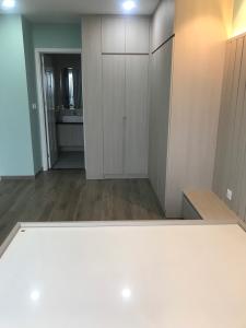 Phòng ngủ căn hộ Riviera Point Căn hộ Riviera Point phòng ngủ lót sàn gỗ, view thành phố sầm uất.