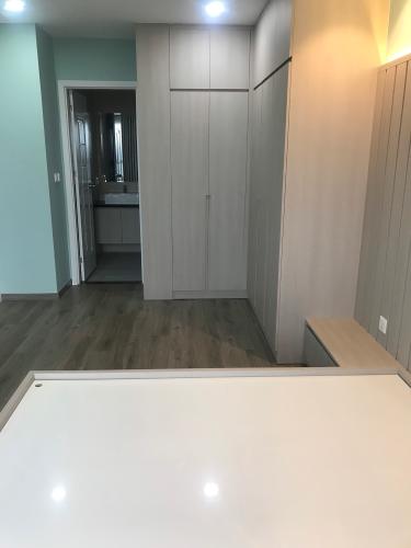 Phòng ngủ căn hộ Riviera Point Căn hộ Riviera Point phòng ngủ lót sàn gỗ, view thành phố sầm uất.