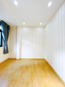 Phòng ngủ nhà phố Quận Gò Vấp Nhà phố hướng Tây Bắc hẻm xe hơi, cách chợ Hạnh Thông Tây 1km.