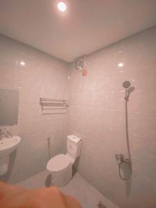 Bên trong nhà phố Phan Huy Ích, Gò Vấp Nhà phố hướng Tây Bắc, có dãy 12 phòng trọ, hẻm xe hơi. 