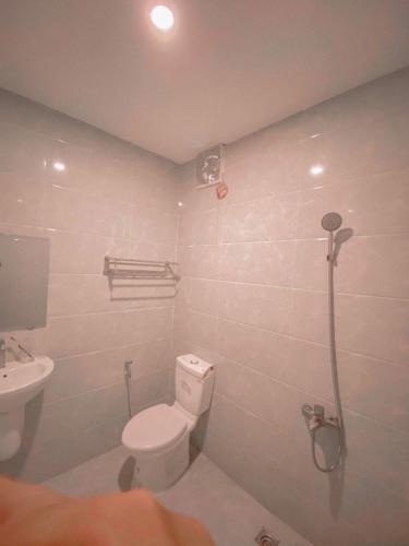 Bên trong nhà phố Phan Huy Ích, Gò Vấp Nhà phố hướng Tây Bắc, có dãy 12 phòng trọ, hẻm xe hơi. 