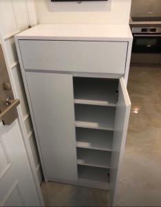 Tủ giày căn hộ Vinhomes Golden River Officetel Vinhomes Golden River tầng cao, nội thất đầy đủ.