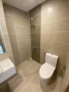 Toilet Vinhomes Grand Park Quận 9 Căn hộ Vinhomes Grand Park tầng trung, đón sáng tự nhiên.