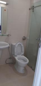 Phòng tắm căn hộ Moonlight Boulevard, Bình Tân Căn hộ Moonlight Boulevard tầng 4 view thoáng mát, cửa hướng Bắc.