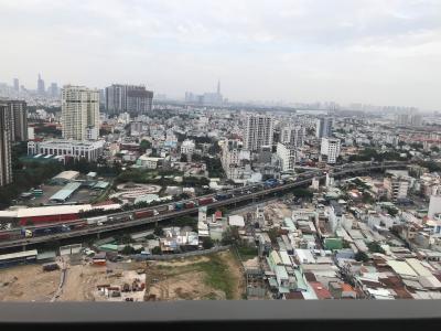 View nhìn ra ngoài từ căn hộ The View Riviera Point Căn hộ Riviera Point phòng ngủ lót sàn gỗ, view thành phố sầm uất.