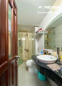 Toilet nhà phố Phú Nhuận  Bán nhà 4 tầng đường Hoàng Hoa Thám, Phú Nhuận, thổ cư 42m2, cách chợ Cây Quéo 150m