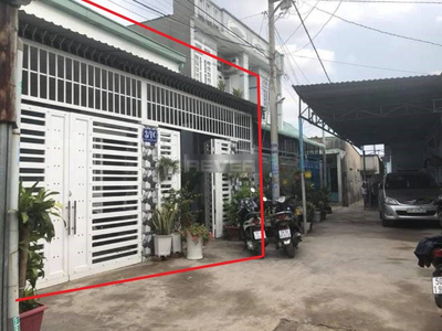 Nhà phố Huyện Hóc Môn Nhà phố diện tích 136m2 không gian thoáng đãng, nội thất cơ bản.