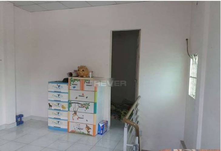 Nhà phố Quận Gò Vấp Nhà phố hướng Tây Nam thiết kế 1 trệt, 1 lầu kiên cố, nội thất cơ bản.