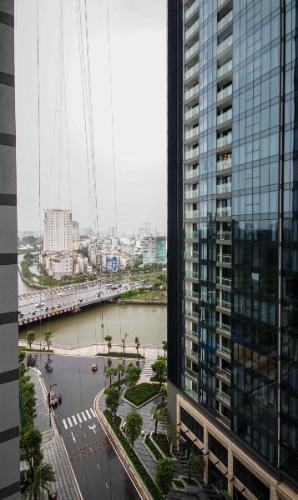 View ban công Vinhomes Golden River, Quận 1 Officetel Vinhomes Golden River tầng 10 diện tích 77.6m2, không nội thất.