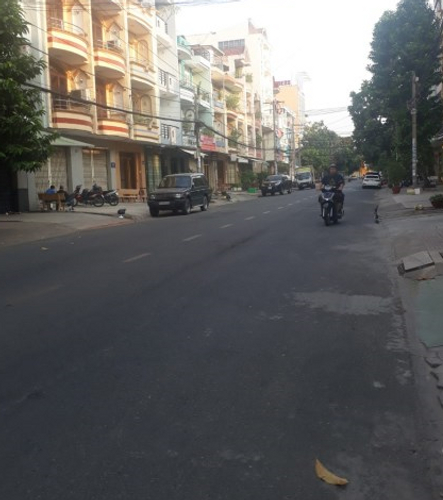 Đường trước nhà phố Quận Bình Tân Nhà phố mặt tiền đường Số 6, cửa hướng Bắc khu dân cư đông đúc.