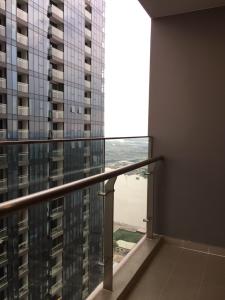 Ban công Office- tel Vinhomes Golden River, diện tích 45m2, thiết kế hiện đại, nội thất cơ bản.