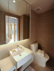 Nhà mẫu West Gate Park Căn hộ West Gate Park tầng cao, ban công ngập tràn gió mát.