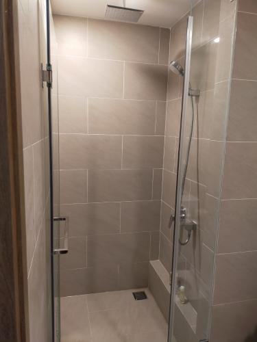 Nhà vệ sinh River Panorama Căn hộ River Panorama view nội khu và thành phố thoáng mát.