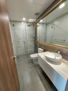 Phòng tắm Sunwah Pearl, Bình Thạnh Căn hộ Sunwah Pearl tầng 8 diện tích 97m2, bàn giao đầy đủ nội thất.