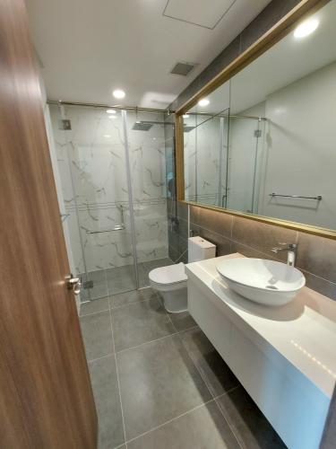 Phòng tắm Sunwah Pearl, Bình Thạnh Căn hộ Sunwah Pearl tầng 8 diện tích 97m2, bàn giao đầy đủ nội thất.