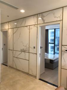 phòng khách Căn hộ Vinhomes Golden River hướng Đông Bắc, diện tích 118.8m²