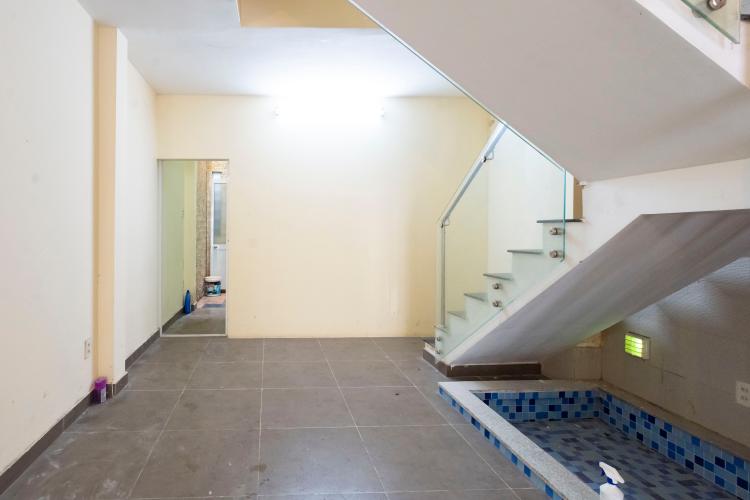 Bên trong nhà phố Quận 7 Nhà phố hướng Tây diện tích 4mx15m, hẻm xe hơi quay đầu 5m.