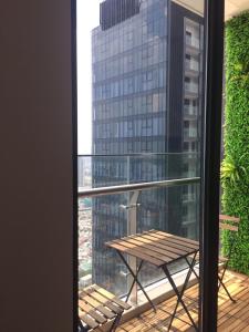 View căn hộ Vinhomes Golden River Căn hộ Vinhomes Golden River ban công Tây Nam, nội thất cơ bản.