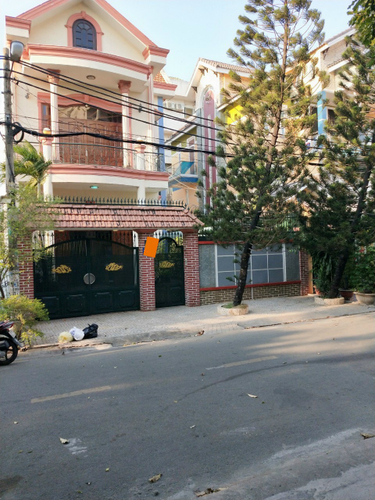Mặt tiền và đường trước biệt thự Quận Bình Tân Biệt thự diện tích 190m2 vuông đẹp, khu vực dân cư hiện hữu.