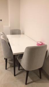 Bàn ăn Vinhomes Golden River, Quận 1 Căn hộ Vinhomes Golden River hướng Tây Nam, diện tích 77.4m²