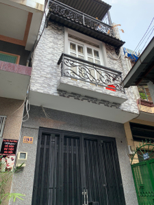 Mặt tiền nhà phố Quận Phú Nhuận Nhà phố thiết kế 1 trệt, 1 lầu và sân thượng, có sổ hồng riêng.