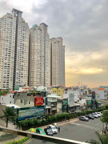 View căn hộ Vinhomes Central Park, Quận Bình Thạnh Căn hộ Vinhomes Central Park tầng 2 view đường Nguyễn Hữu Cảnh.