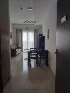 phòng khách căn hộ The Sun Avenue Căn hộ tầng 15 The Sun Avenue nội thất đầy đủ, cửa chính hướng Tây Nam