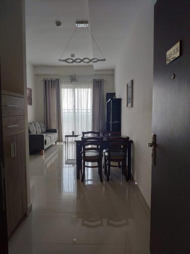 phòng khách căn hộ The Sun Avenue Căn hộ tầng 15 The Sun Avenue nội thất đầy đủ, cửa chính hướng Tây Nam