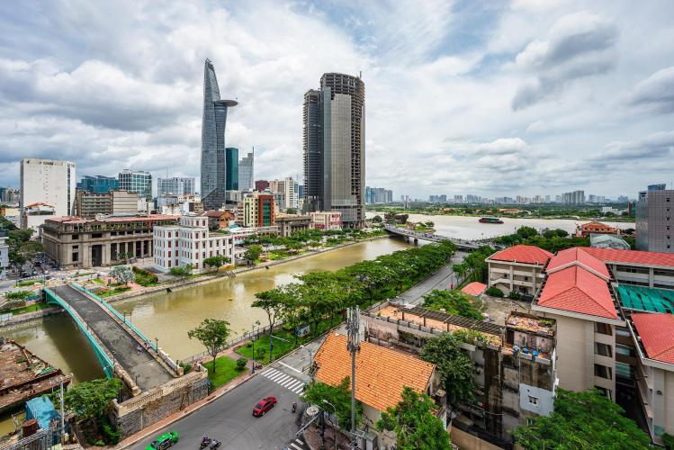 View ban công Saigon Royal Căn hộ Saigon Royal tầng trung, view nhìn ra hướng tòa nhà Bitexco