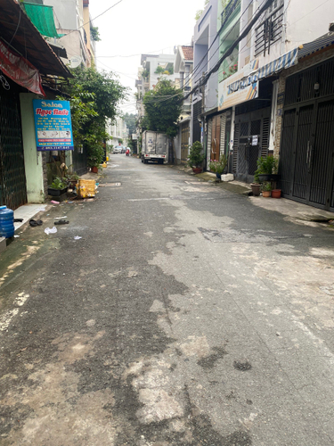 Đường trước nhà phố Quận Tân Phú Nhà phố có 14 CHDV đang kinh doanh, có 2 mặt tiền giao thông thuận tiện.