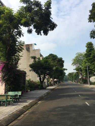 Đường trước nhà phố Quận 9 Nhà phố KDC Hưng Phú kết cấu 1 trệt 3 lầu, có Gara để xe hơi trong nhà.