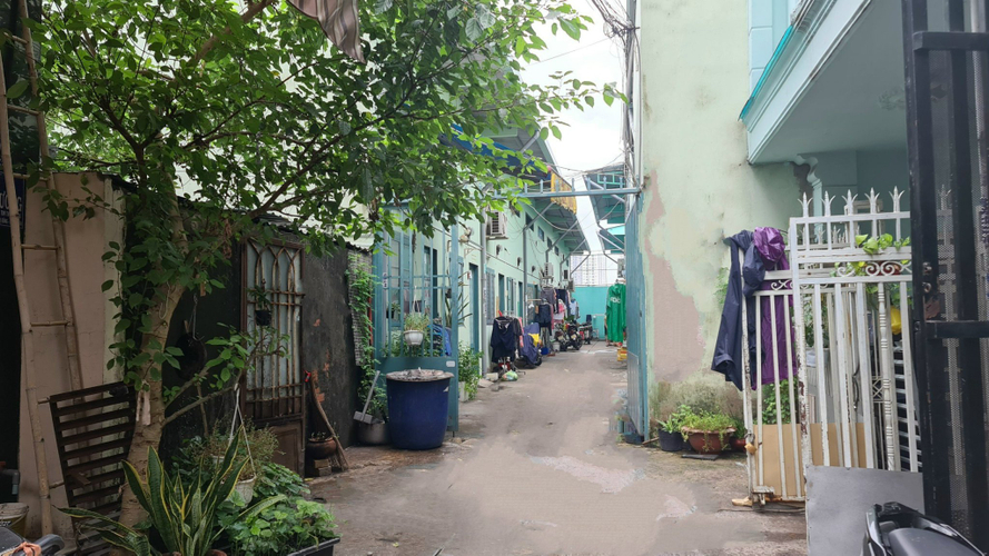 Đường trước nhà phố Quận Bình Tân Nhà phố có sổ hồng riêng, kết cấu 3 tầng đúc chắc chắn nội thất cơ bản.